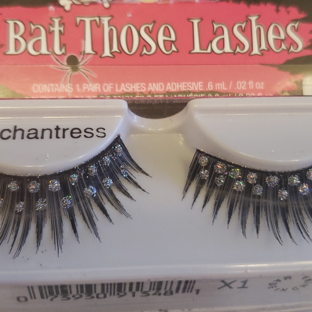 Lashes - Picture 5 of 10